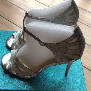 Evening Shoes / Tee-Strap Pumps